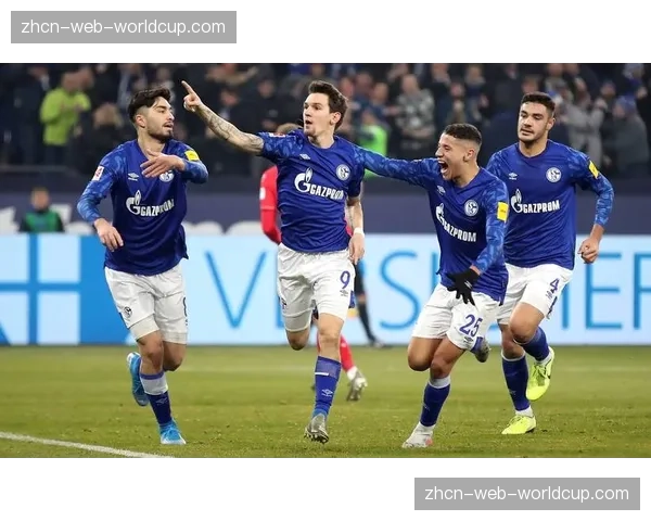 VAR介入判罚点球，达姆施塔特球员抗议未果